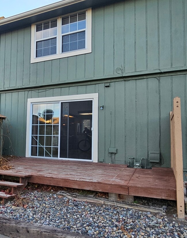 El patio trasero da a la zona verde. - 588 W Indian Creek Dr