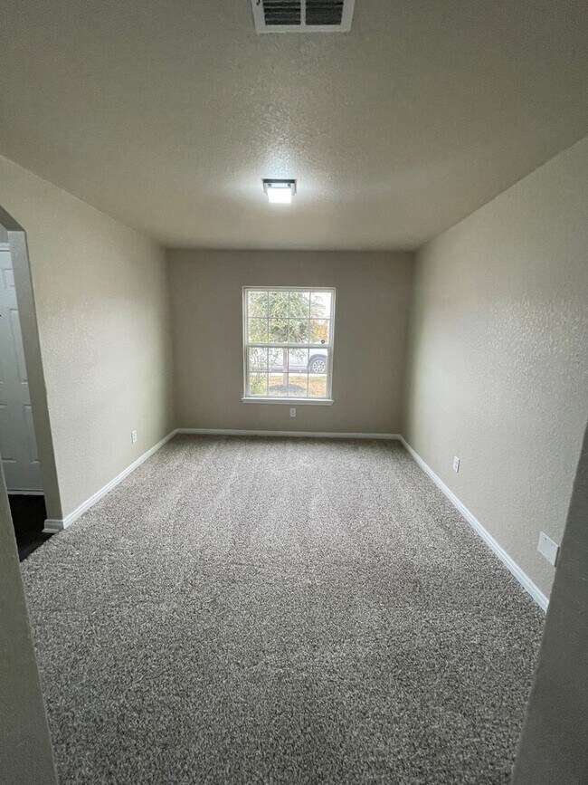 Building Photo - Ready For Move In! A Nice, Charming and Mo...
