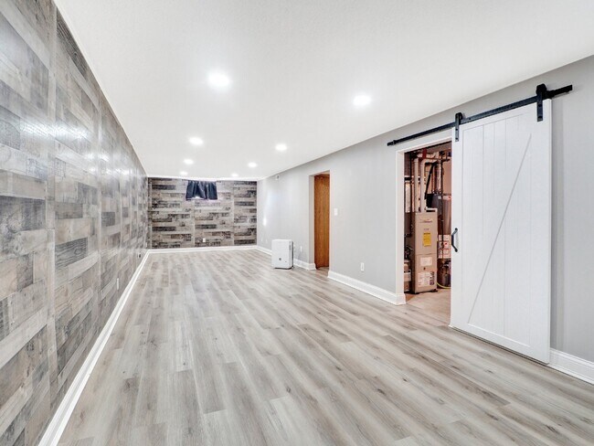 Foto del edificio - 3 bed Rambler on huge lot