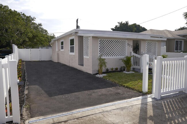 Foto del edificio - 532 NW 15th Terrace
