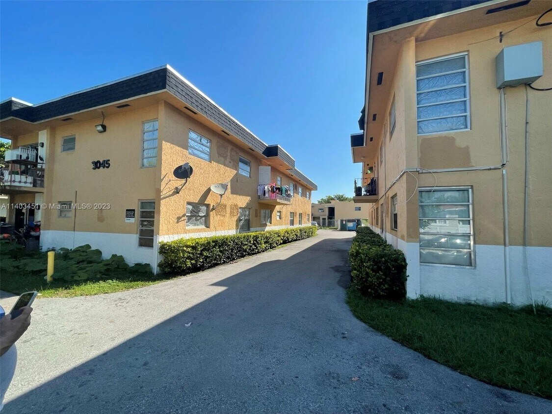 3045 NW 21st Ct Unit 5, Miami, FL 33142 Room for Rent in Miami, FL