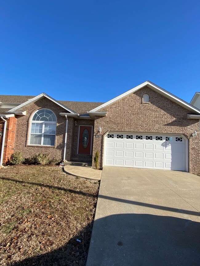 Building Photo - Beautiful 3 Bedroom, 2.5 Bathroom Condo