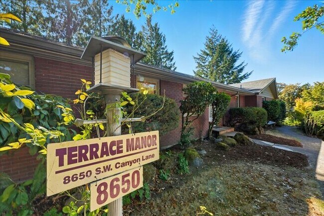 Foto del edificio - West Slope Charmer With Hardwood Floor - W...