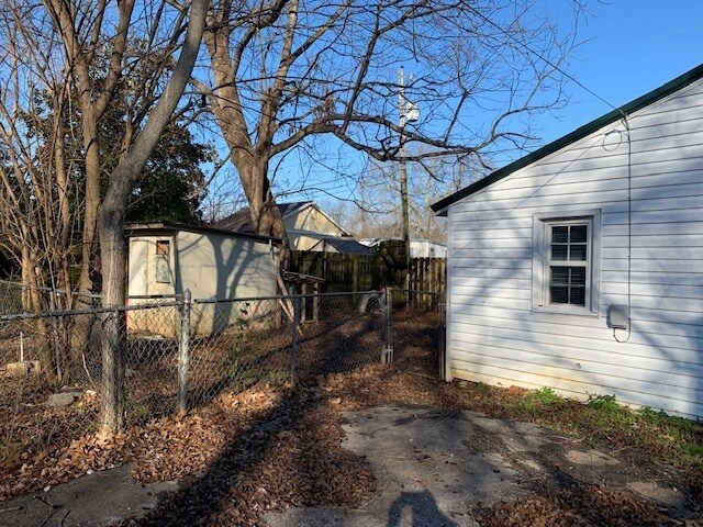 Foto del edificio - Adorable House with Fenced In Yard in FIVE...