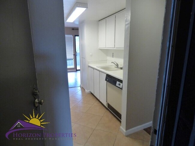 Foto del edificio - MOVE IN NOW! Second Floor 1 Bed 1 Bath 760...