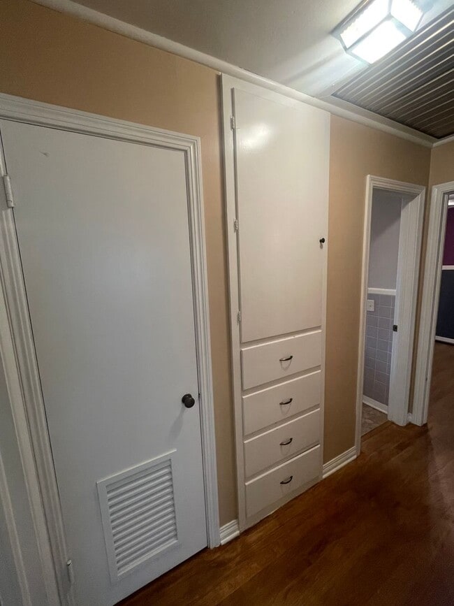 Building Photo - 4 bed 2 bath 2 car, Great Character and st...