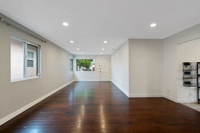 Building Photo - 1427 E 55th St