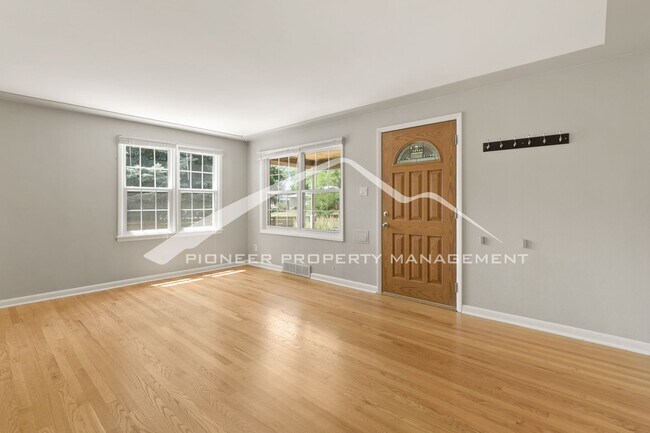 Building Photo - Lovely Home With a 1 Car Garage And Centra...