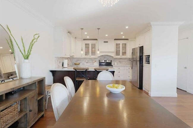 Building Photo - 2 bedroom / 2.5 bathroom townhome availabl...