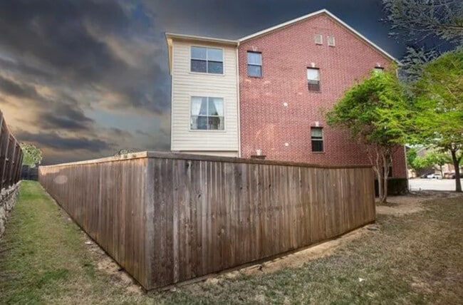 Building Photo - 469 Busher Dr