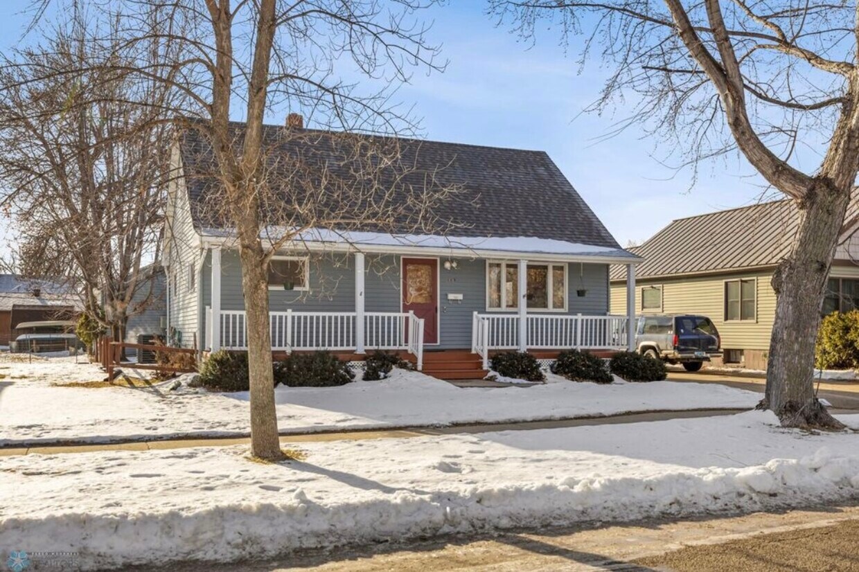 Front view - 113 5th Ave W