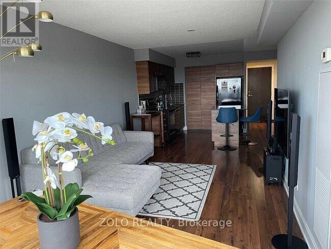 Photo du bâtiment - 135 Village Green Square