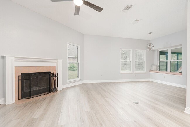 Foto del edificio - Beautiful corner lot move in ready!