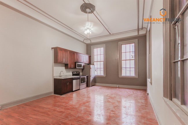 Building Photo - 825 N Charles St