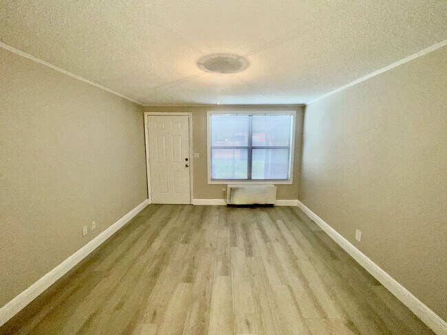 Building Photo - Remodeled Studio w/ Screened Patio "Crossi...