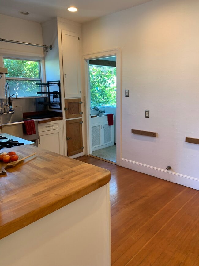 Building Photo - 1507 Estudillo St