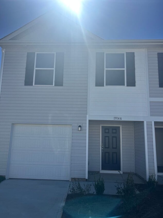 Brand New End-Unit Townhome in Newton! - Brand New End-Unit Townhome in Newton!