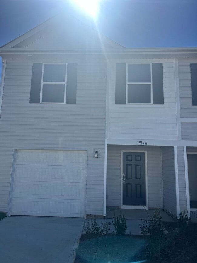 Brand New End-Unit Townhome in Newton! - Brand New End-Unit Townhome in Newton!