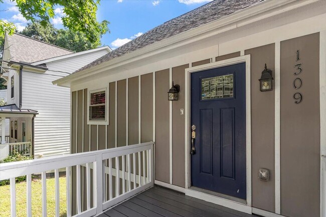 Building Photo - $500 Off Rent for First 3 Months! Gorgeous 4bd/2.5ba Three-Story Home Less than a Mile from Downt...