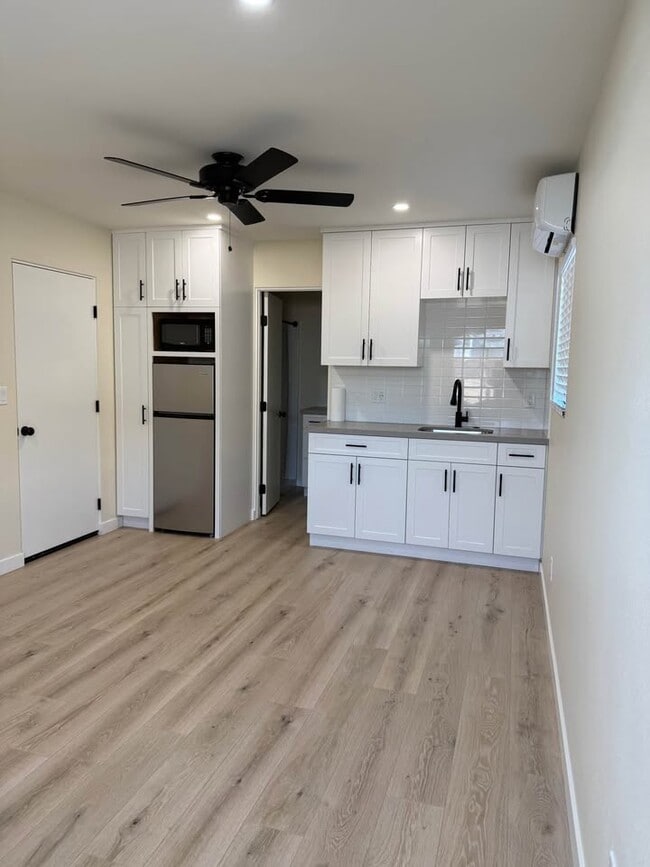 Building Photo - 1956 W 9th St