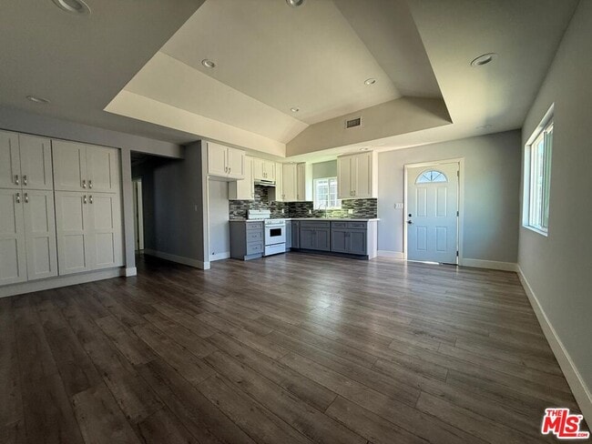 Foto del edificio - 8168 Whitsett Ave