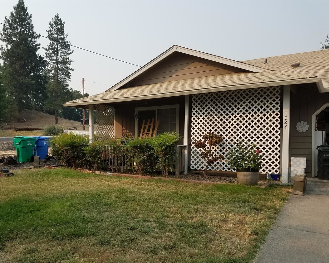 1024 S Shasta Ave, Eagle Point, OR 97524 Townhouse for Rent in Eagle Point, OR