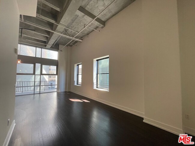 Building Photo - 727 W 7th St