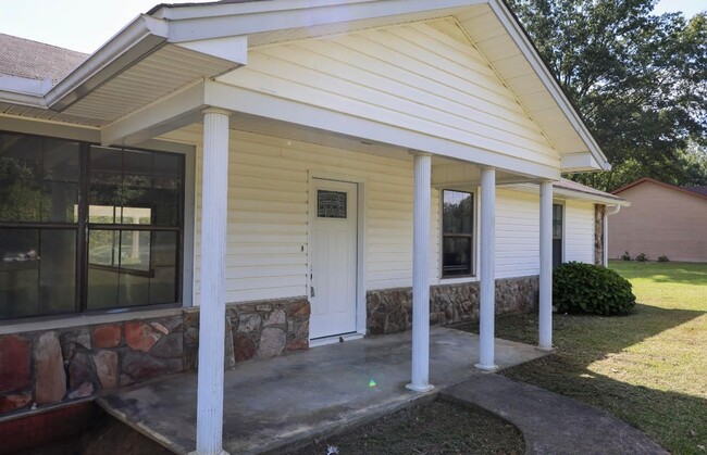 Building Photo - Country Living, Open Concept