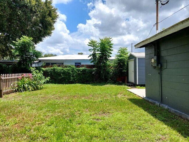 Building Photo - 1103 N Combee Rd