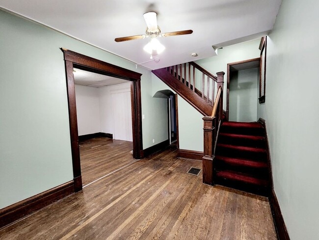 Building Photo - 5 Bedroom/ 2 Bathroom House - Downtown Available - 06/04/2026