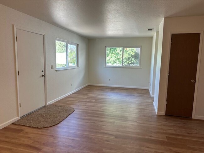 Foto del edificio - 3 Bedroom with an office, 2 full Bath suit...