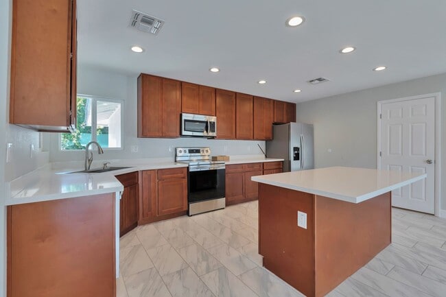 Building Photo - Exceptional 6-Bedroom Home with Pool Near ASU Campus