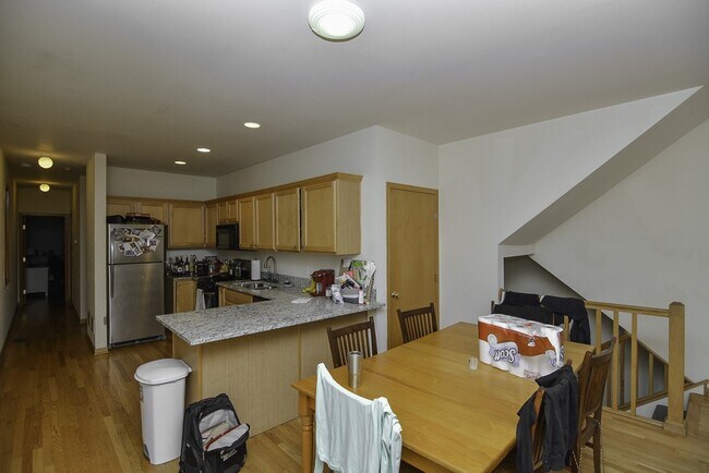 Foto del edificio - 3117 N Damen Ave