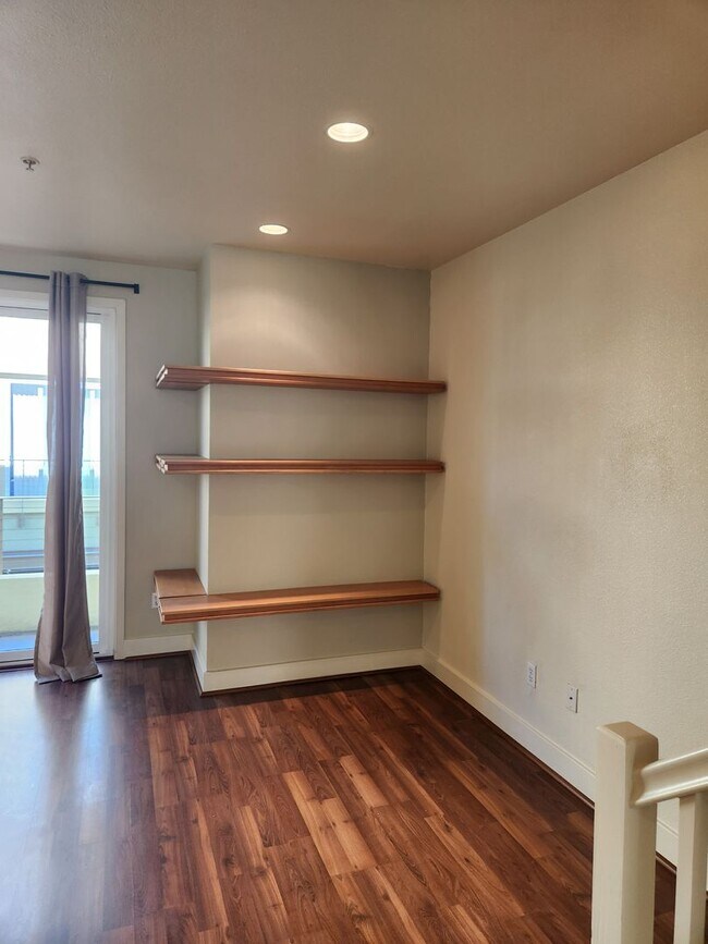 Foto del edificio - Bright & Sunny City Center townhouse style condo Great location, Nice 2 bedroom 2.5 bathroom