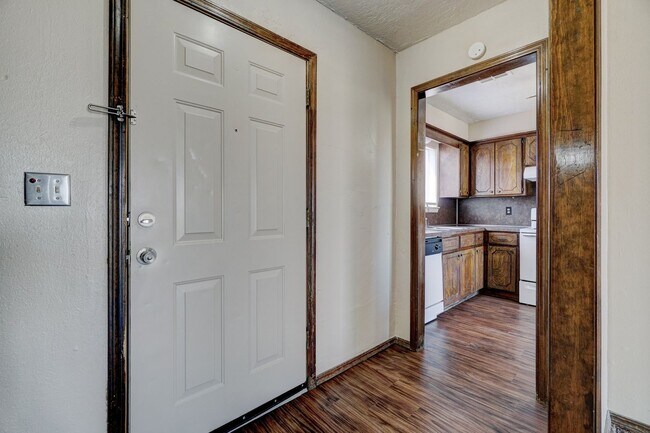 Foto del edificio - 2 bedroom 2 Bath 2 Car Garage Duplex Avail...