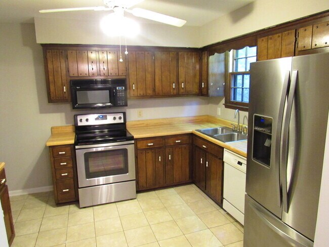 Building Photo - South Nashville home with storage!