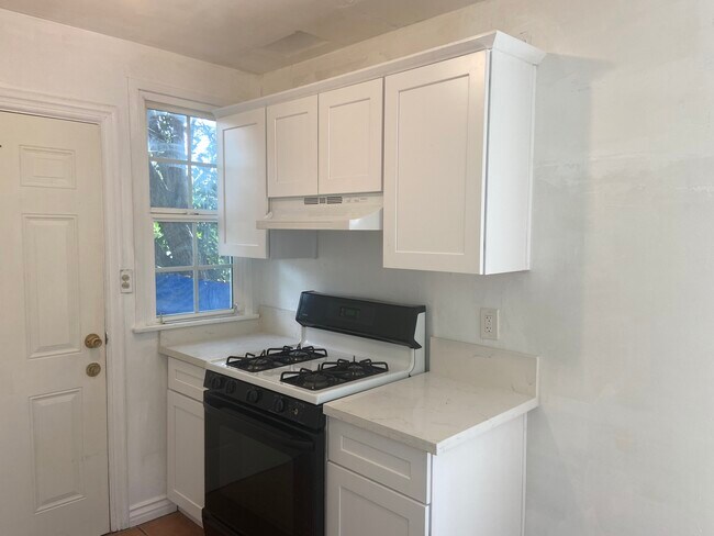 Foto del edificio - 7002 Hazeltine Ave