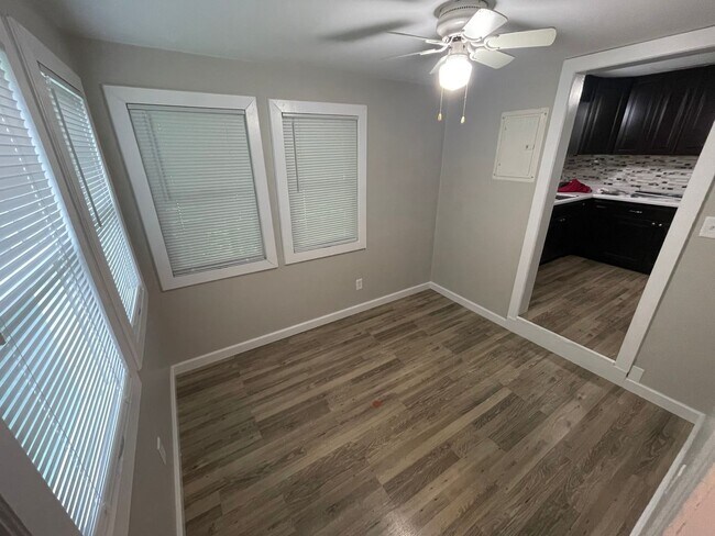 Building Photo - Remodeled 2 Bedroom Home Available in June
