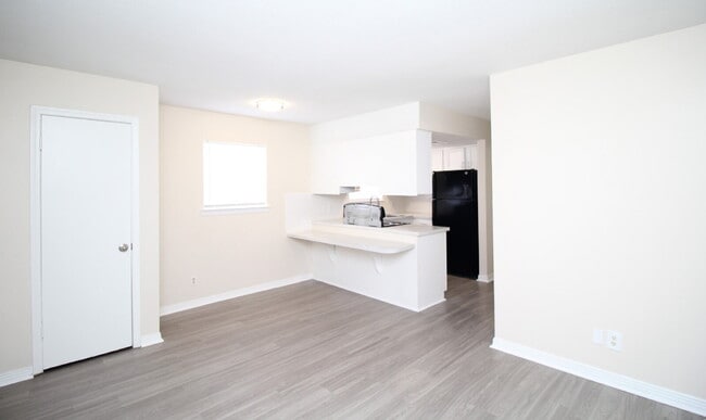 Building Photo - Updated 1BR/1BA Apartment Near UWF – Ideal...