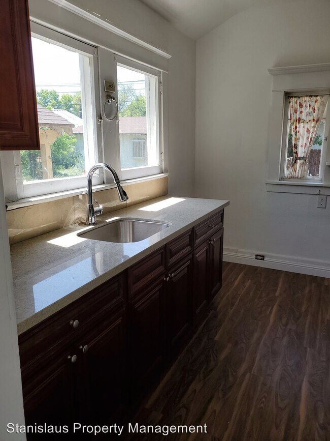 Building Photo - 3 br, 1 bath Apartment - 227 Hackberry Ave