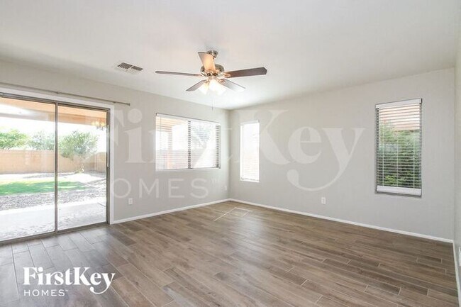 Foto del edificio - 1759 E Leslie Ave