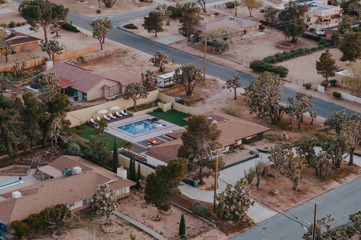Primary Photo - 56693 Desert Gold Dr