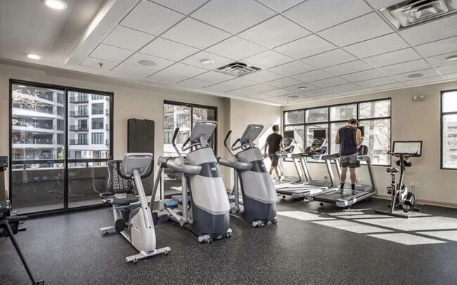 Foto del edificio - 3481 Lakeside Dr NE