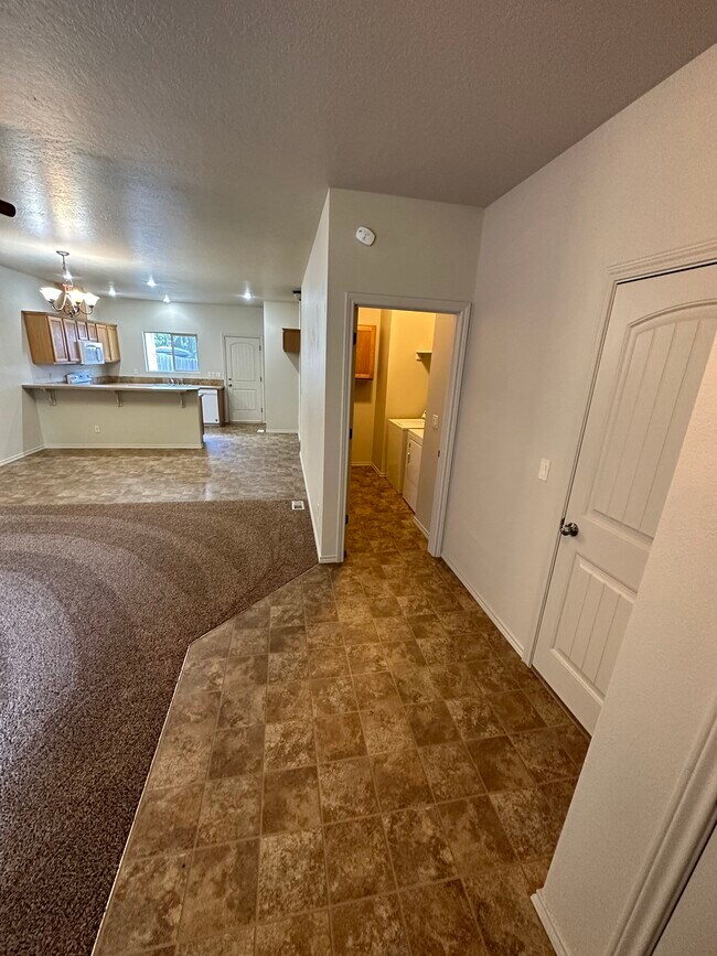 Foto del edificio - 2777 N Tamarack Dr