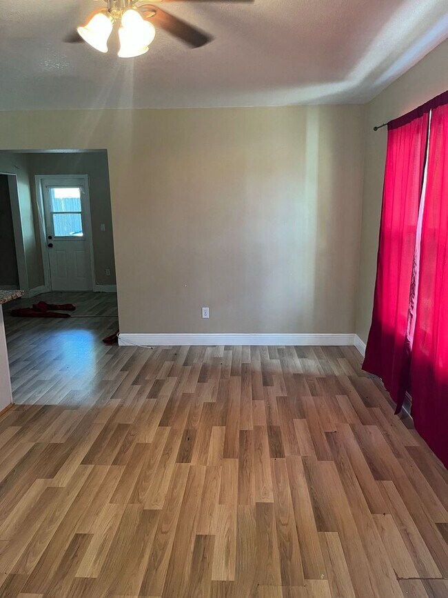 Foto del edificio - Lovely 2/1 - half off first month rent