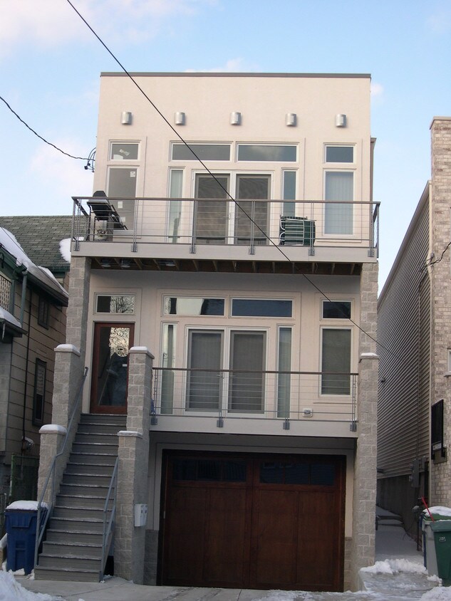 Primary Photo - 818 E Pearson St