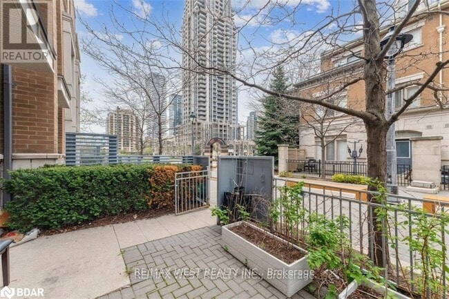 Building Photo - 370 Square One Dr