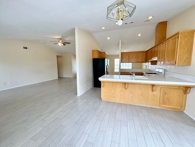 Building Photo - Beautiful 3 Bedroom 2 Bath single family h...