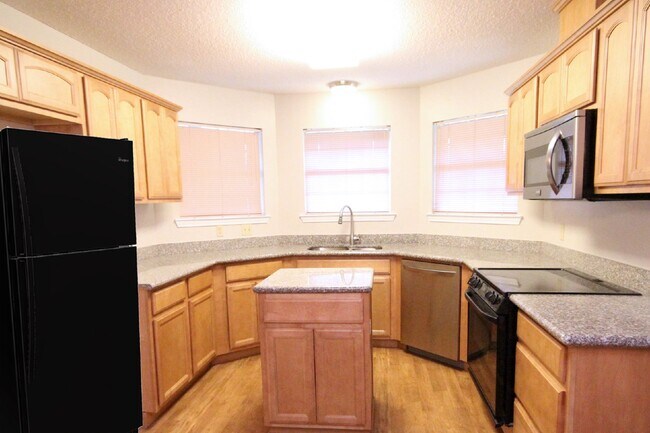 Foto del edificio - 3/2 ranch home in NW Pensacola with sunroom