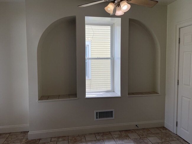 Building Photo - Charming & Well-Maintained 2-Bedroom, 1.5-...